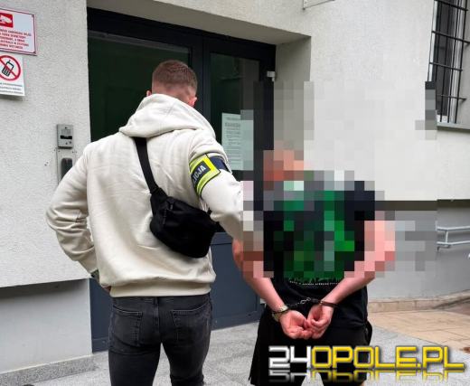 Skakał po dachu i masce zaparkowanego auta. 28-latek usłyszał zarzuty