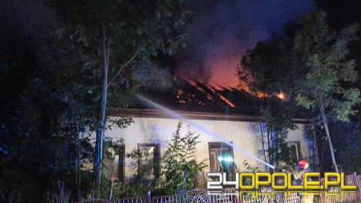 Pożar pustostanu w Pokrzywnicy. Strażacy obronili sąsiedni budynek