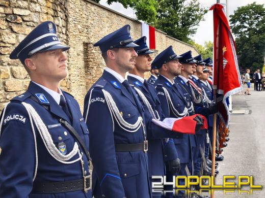 Wojewódzkie obchody Święta Policji w Krapkowicach. Komenda otrzymała sztandar