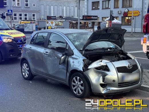 Zderzenie skutera z Toyotą w centrum Opola. Jedna osoba poszkodowana
