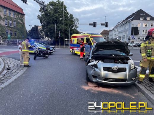 Zderzenie skutera z Toyotą w centrum Opola. Jedna osoba poszkodowana