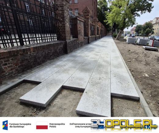 Kamienne płyty na chodniku przy Plebiscytowej. Wkrótce ruszy budowa drogi rowerowej