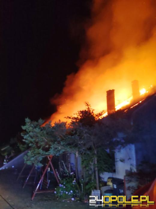 Pożar stodoły wypełnionej słomą. Strażacy bronili pobliskiego domu
