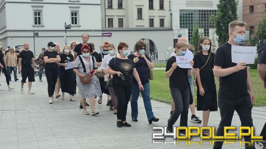Pracownicy trzech szpitali milcząco zaprotestowali przeciw konsolidacji
