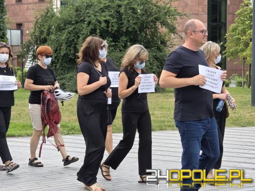 Pracownicy trzech szpitali milcząco zaprotestowali przeciw konsolidacji