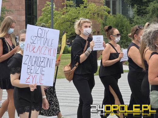 Pracownicy trzech szpitali milcząco zaprotestowali przeciw konsolidacji