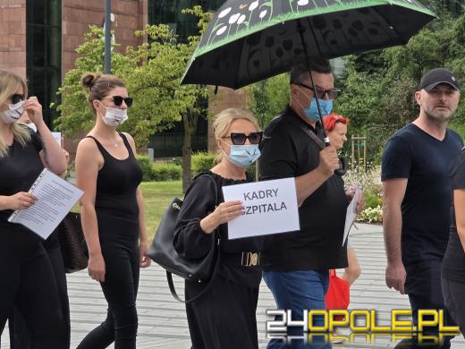 Pracownicy trzech szpitali milcząco zaprotestowali przeciw konsolidacji