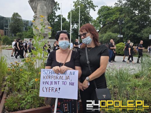 Pracownicy trzech szpitali milcząco zaprotestowali przeciw konsolidacji