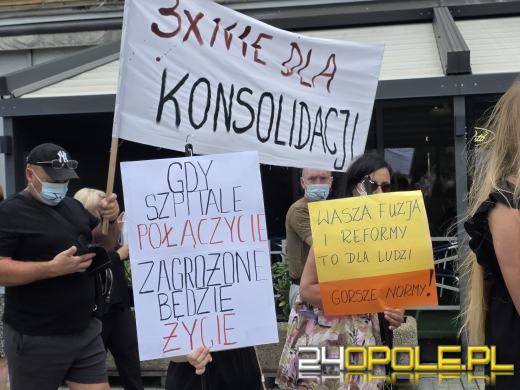 Pracownicy trzech szpitali milcząco zaprotestowali przeciw konsolidacji