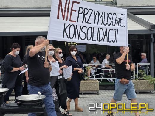 Pracownicy trzech szpitali milcząco zaprotestowali przeciw konsolidacji