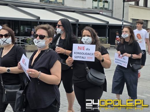 Pracownicy trzech szpitali milcząco zaprotestowali przeciw konsolidacji