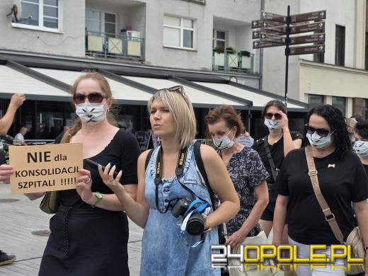 Pracownicy trzech szpitali milcząco zaprotestowali przeciw konsolidacji