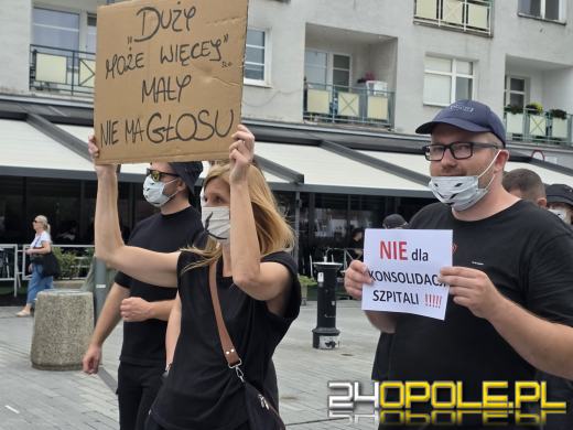 Pracownicy trzech szpitali milcząco zaprotestowali przeciw konsolidacji