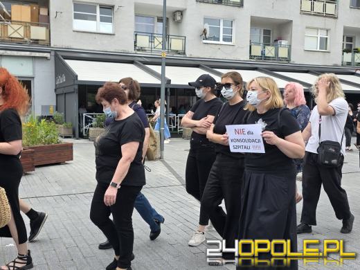 Pracownicy trzech szpitali milcząco zaprotestowali przeciw konsolidacji
