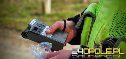 Audi trafiło na parking. Kierowca miał ponad 1,5 promila