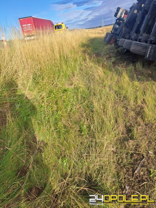 Ciężarówka przewróciła się na A4. Kierowca trafił do szpitala