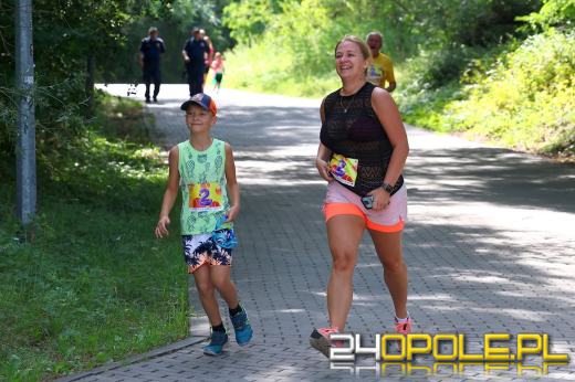 Wakacyjny vibe na Bolko. Biegacze ruszyli z plażowymi dodatkami