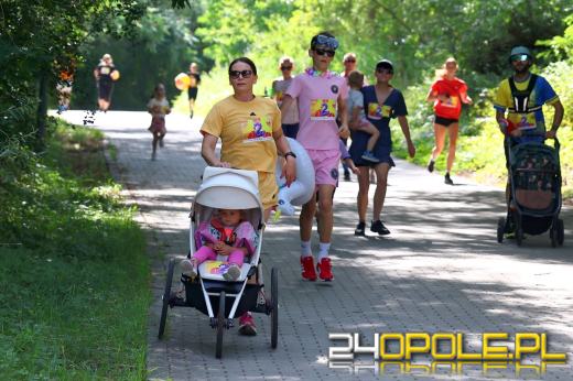 Wakacyjny vibe na Bolko. Biegacze ruszyli z plażowymi dodatkami