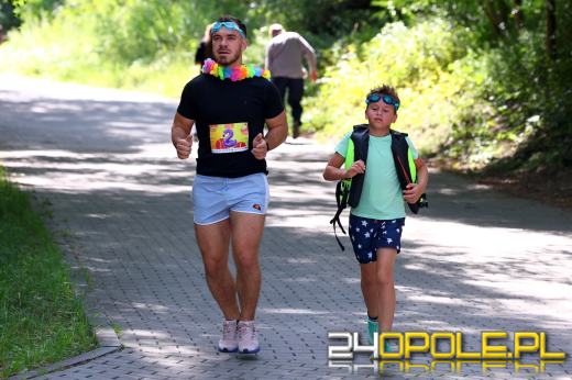 Wakacyjny vibe na Bolko. Biegacze ruszyli z plażowymi dodatkami