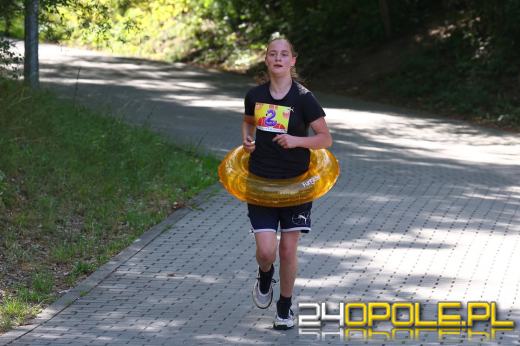 Wakacyjny vibe na Bolko. Biegacze ruszyli z plażowymi dodatkami