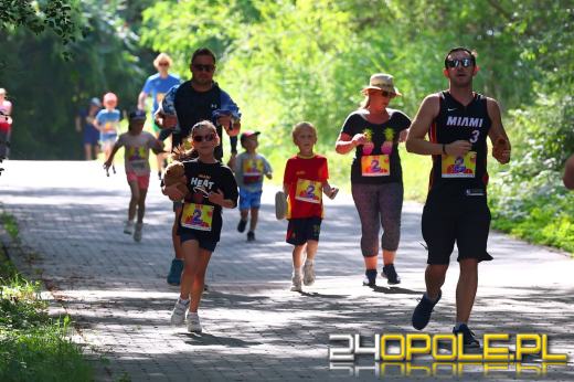 Wakacyjny vibe na Bolko. Biegacze ruszyli z plażowymi dodatkami