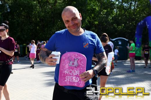 Wakacyjny vibe na Bolko. Biegacze ruszyli z plażowymi dodatkami