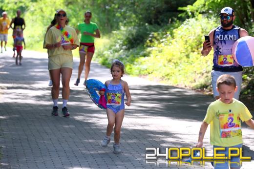 Wakacyjny vibe na Bolko. Biegacze ruszyli z plażowymi dodatkami