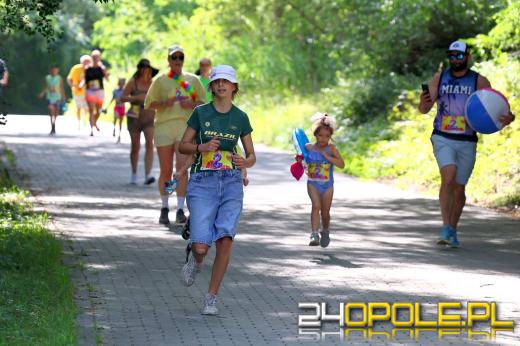 Wakacyjny vibe na Bolko. Biegacze ruszyli z plażowymi dodatkami