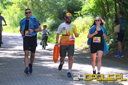 Wakacyjny vibe na Bolko. Biegacze ruszyli z plażowymi dodatkami