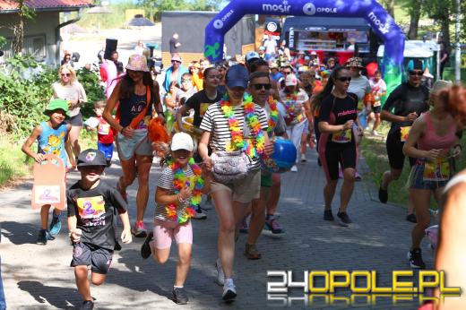 Wakacyjny vibe na Bolko. Biegacze ruszyli z plażowymi dodatkami