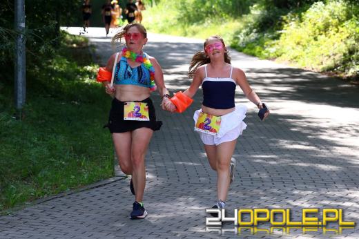 Wakacyjny vibe na Bolko. Biegacze ruszyli z plażowymi dodatkami