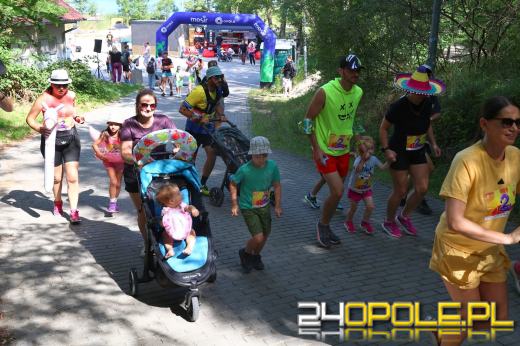 Wakacyjny vibe na Bolko. Biegacze ruszyli z plażowymi dodatkami