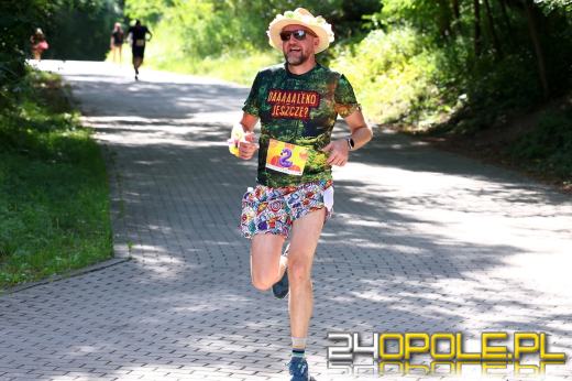 Wakacyjny vibe na Bolko. Biegacze ruszyli z plażowymi dodatkami