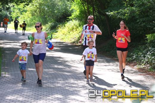 Wakacyjny vibe na Bolko. Biegacze ruszyli z plażowymi dodatkami