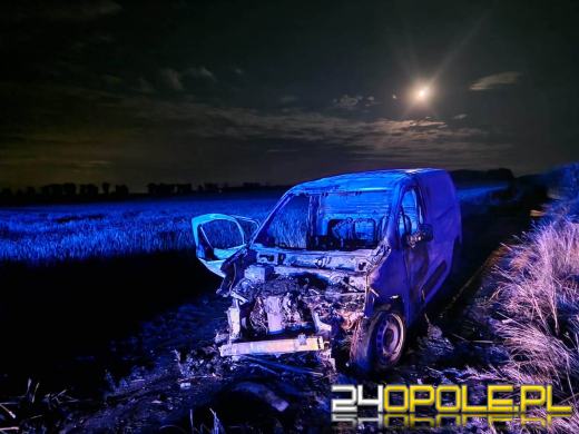 Samochód spłonął na polnej drodze. Ogień przeniósł się na zboże