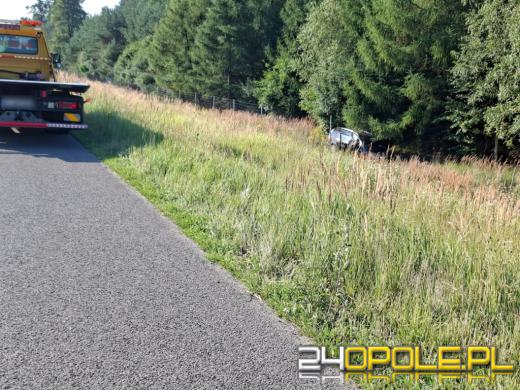 Mitsubishi wypadło z autostrady A4 i uderzyło w ogrodzenie