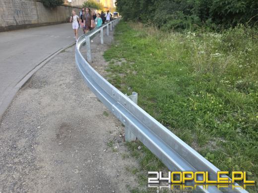 Barierka zagrodziła pobocze przy Kamionce Bolko. Zaparkowane auta utrudniają przejazd