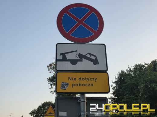 Barierka zagrodziła pobocze przy Kamionce Bolko. Zaparkowane auta utrudniają przejazd