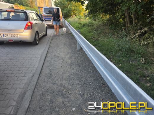 Barierka zagrodziła pobocze przy Kamionce Bolko. Zaparkowane auta utrudniają przejazd