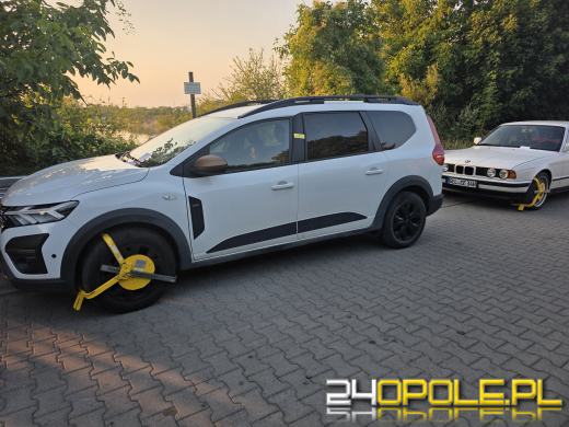 Barierka zagrodziła pobocze przy Kamionce Bolko. Zaparkowane auta utrudniają przejazd
