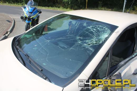 Wyprzedzał na skrzyżowaniu. Motocyklista zderzył się ze skręcającym autem
