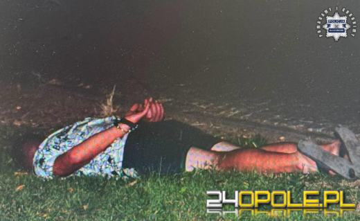 Pijani obywatele Ukrainy rozjeżdżali park autem. Jazdę zakończyli w rowie
