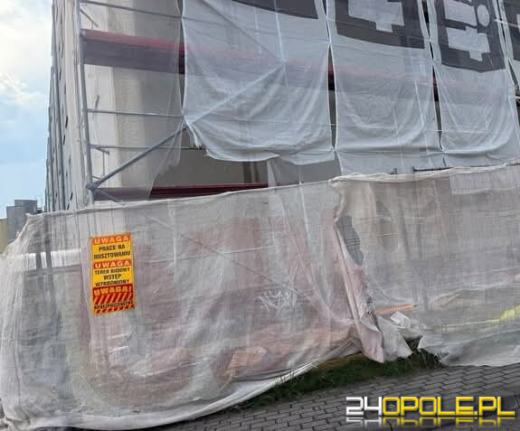 Ogień pojawił się przy remontowanym bloku. Policjanci rozpoczęli gaszenie
