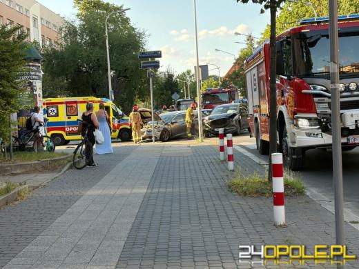 Zderzenie dwóch aut na skrzyżowaniu Kośnego i Katowickiej w Opolu