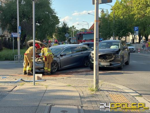 Zderzenie dwóch aut na skrzyżowaniu Kośnego i Katowickiej w Opolu