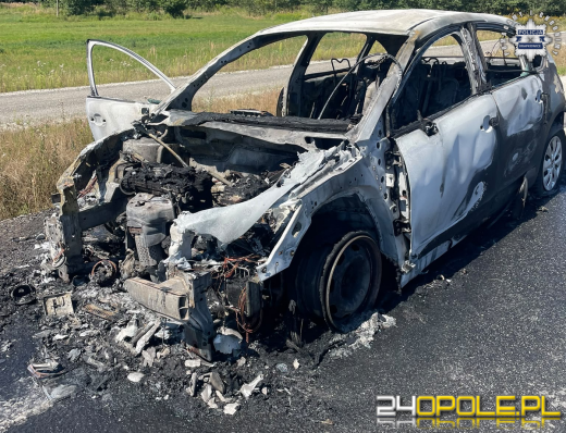Citroen zaczął płonąć podczas jazdy. Szybka reakcja policji WIDEO