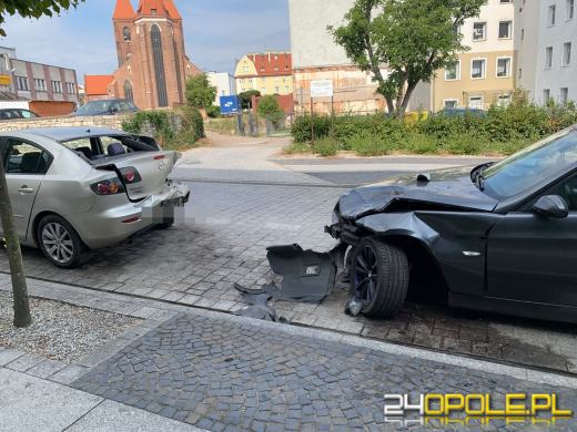 Kierowca bmw uderzył w zaparkowane auta i uciekł. Policja szuka sprawcy