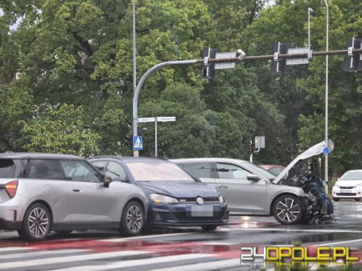 Wypadek na skrzyżowaniu Ozimskiej i Plebiscytowej. Trzy osoby w szpitalu