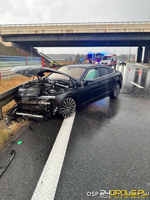 Audi uderzyło w bariery na autostradzie A4 pod Opolem