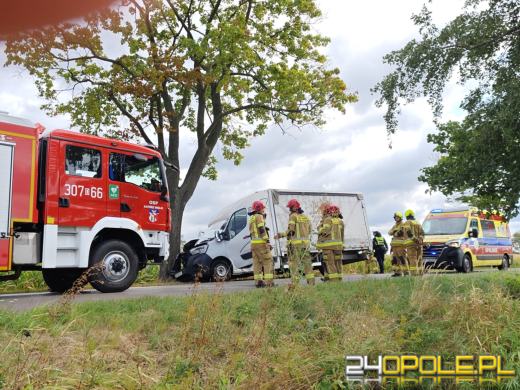 Samochód uderzył w drzewo. Droga do Turawy zamknięta